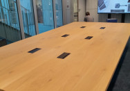 Table de conférence sur-mesure en bois 
