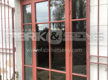 Porte extérieure sur-mesure en bois au gîte Castel de Valrose proche de Villefranche-sur-Saône (69)