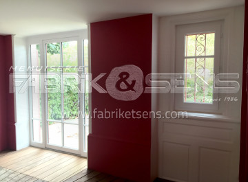  Porte vitrée sur-mesure en bois bicolore au gîte Castel de Valrose à Montmerle-sur-Saône (01)