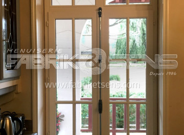 Porte fenêtre sur-mesure en bois bicolore pour le gîte Castel de Valrose proche de Villefranche-sur-Saône (69)