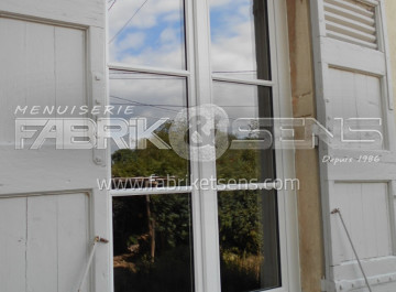 Fenêtre sur-mesure en bois proche de Belleville-en-Beaujolais (69)