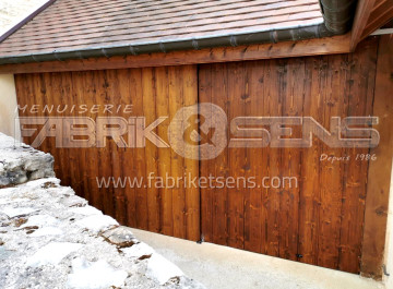 Porte de garage sur-mesure en bois proche de Dijon (21)