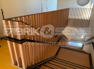 Escalier sur-mesure en bois et métal pour école primaire à Montmerle (01)