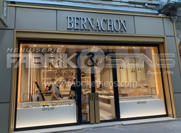 Vitrine extérieure sur-mesure pour l'emblématique Maison BERNACHON à Lyon 6 (69)