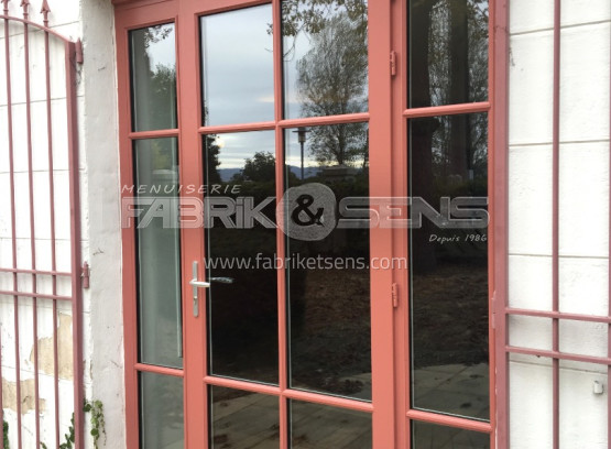 Porte extérieure sur-mesure en bois au gîte Castel de Valrose proche de Villefranche-sur-Saône (69)