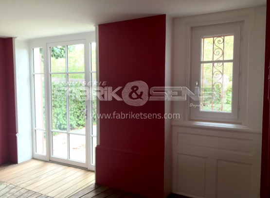  Porte vitrée sur-mesure en bois bicolore au gîte Castel de Valrose à Montmerle-sur-Saône (01)