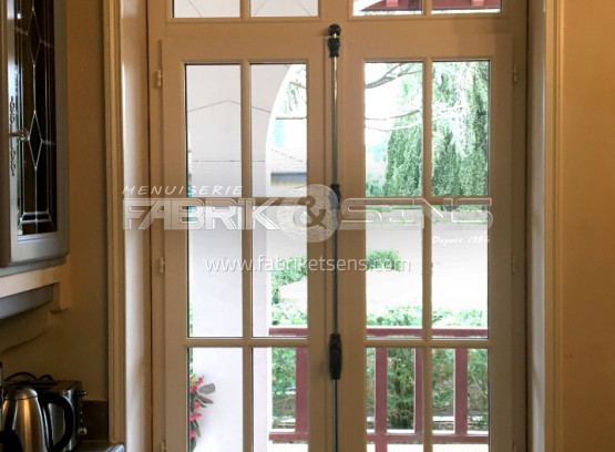 Porte fenêtre sur-mesure en bois bicolore pour le gîte Castel de Valrose proche de Villefranche-sur-Saône (69)