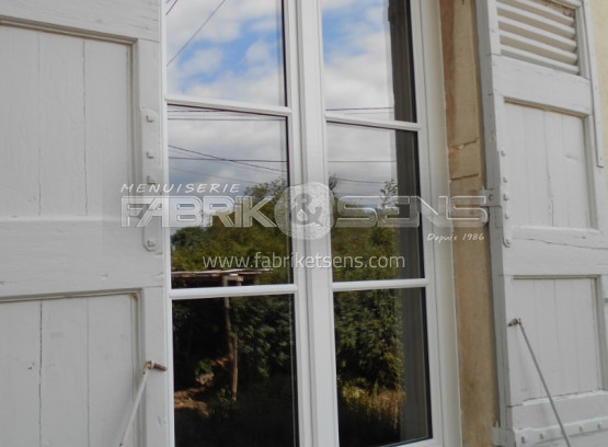 Fenêtre sur-mesure en bois proche de Belleville-en-Beaujolais (69)
