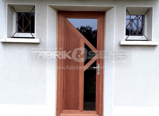 Porte d’entrée sur-mesure en bois exotique à rupture de pont thermique proche de Lyon (69)