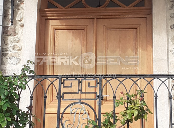 Porte d’entrée sur-mesure en bois de chêne à Régnié-Durette (69)