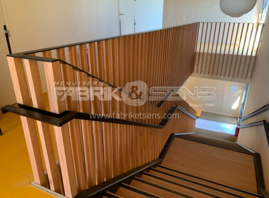 Escalier sur-mesure en bois et métal pour école primaire à Montmerle (01)