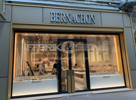 Vitrine extérieure sur-mesure pour l'emblématique Maison BERNACHON à Lyon 6 (69)