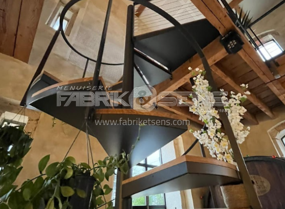 Escalier Hélicoïdal sur-mesure en bois dans la région du Beaujolais (69)