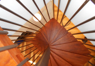 Escalier colimaçon à cage carré avec marche bois et structure métallique sur-mesure à Lyon (69)