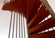 Escalier colimaçon à cage carré avec marche bois et structure métallique sur-mesure à Lyon (69)