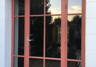  Porte vitrée sur-mesure en bois bicolore au gîte Castel de Valrose à Montmerle-sur-Saône (01)