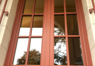 Porte fenêtre sur-mesure en bois bicolore pour le gîte Castel de Valrose proche de Villefranche-sur-Saône (69)