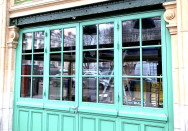 Vitrine extérieure sur-mesure en bois de type verrière à Lyon (69)