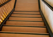 Escalier sur-mesure en bois et métal pour école primaire à Montmerle (01)