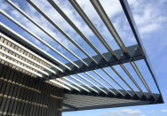 Brise-soleil sur-mesure en aluminium pour la Gendarmerie de Belleville-en-Beaujolais (69)